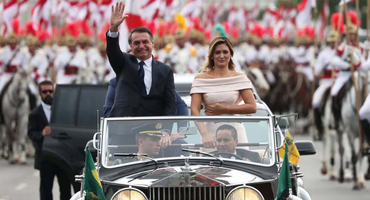 Jair Bolsonaro y su esposa.