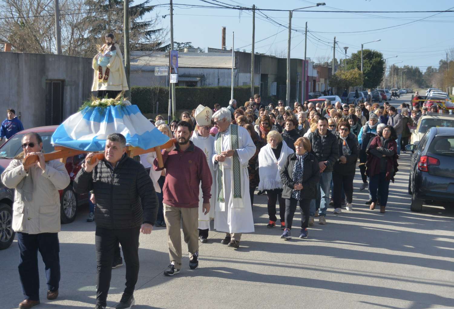 Cientos de fieles se acercaron a la parroquia de San Cayetano para pedir “pan y trabajo”