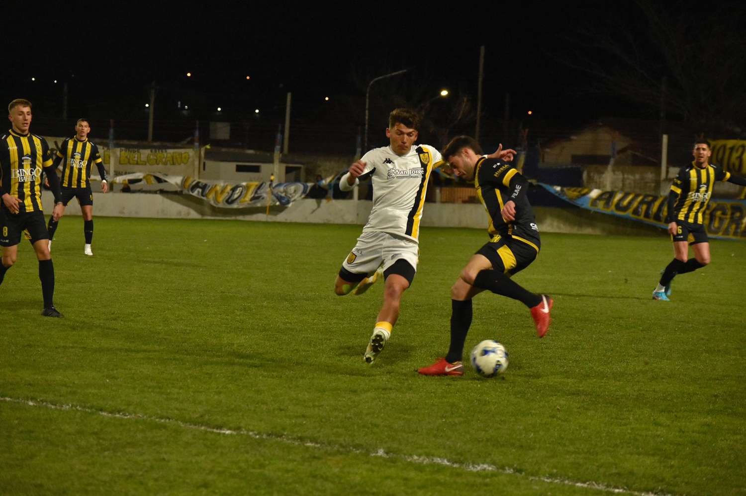 FOTO @CLUBSANTAMARINA Vallejo impide que avance Perotti.