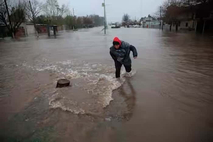 Caída de granizo y fuerte temporal dejó barrios inundados en La Plata