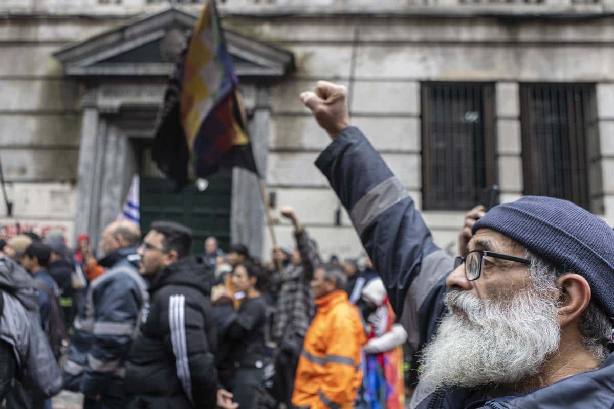 Trabajadores uruguayos pararon y se movilizaron por los salarios