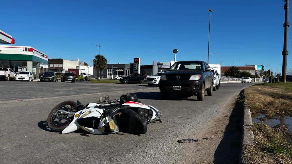 Una motociclista fue hospitalizada tras un accidente en la rotonda de Actis