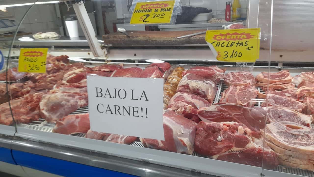 "Bajó la carne", puso Cristian Heredia en su heladera mostrador de su local en el Supermercado Asia de avenida Balbín.