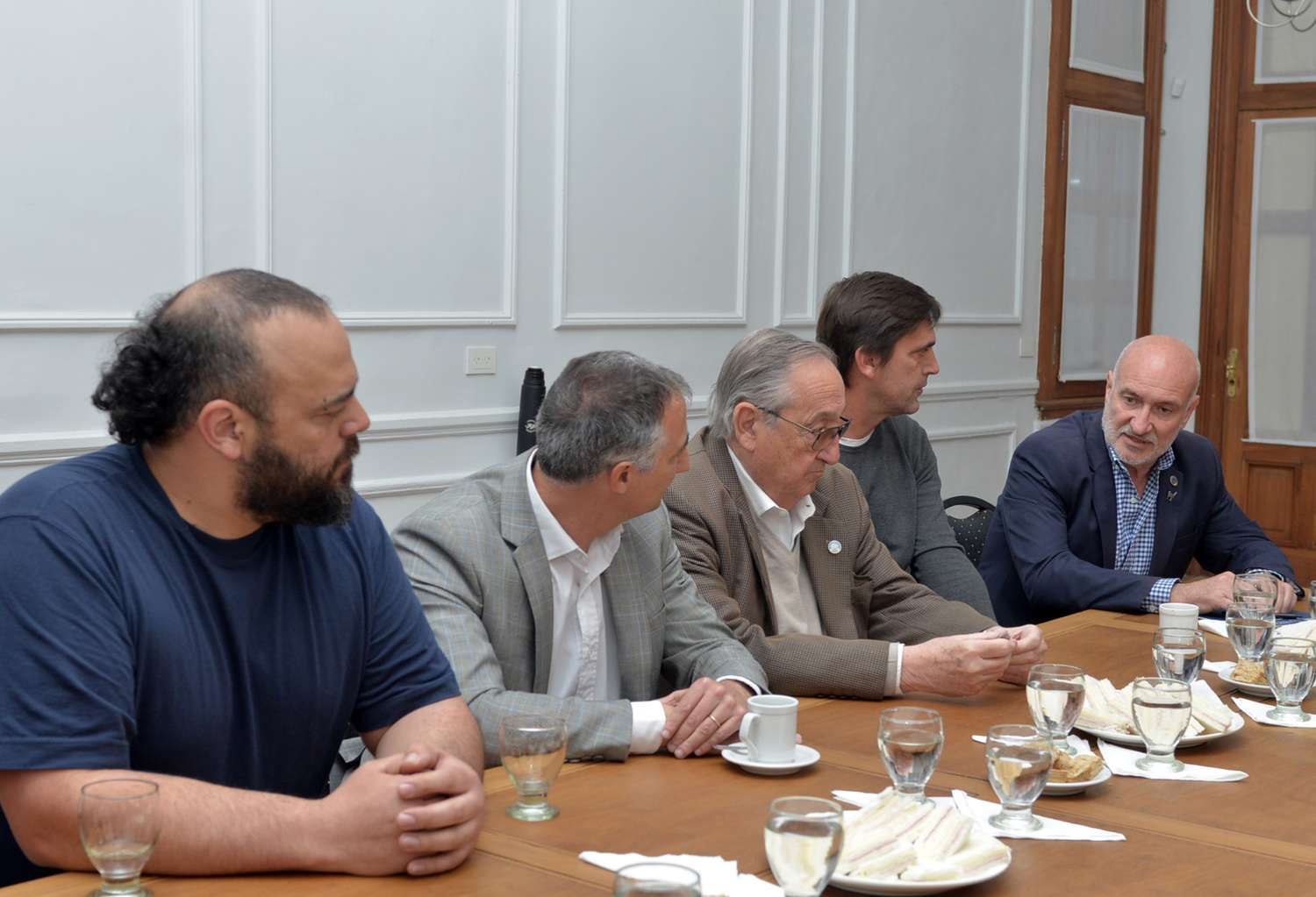 Miguel Iademarco, Gonzalo Santamarina, Miguel Lunghi, Rogelio Iparraguirre y Marcelo Aba durante la firma del acta.