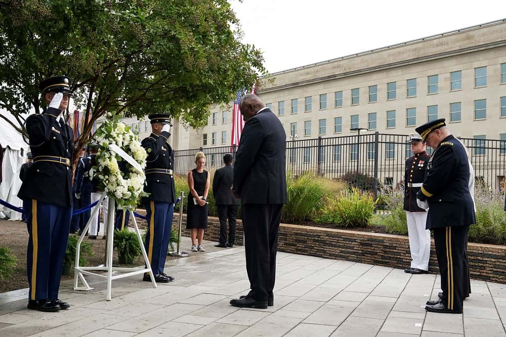 El Secretario de Defensa de los Estados Unidos, Lloyd J. Austin III, depositó una corona durante una ceremonia realizada en el Pentágono.