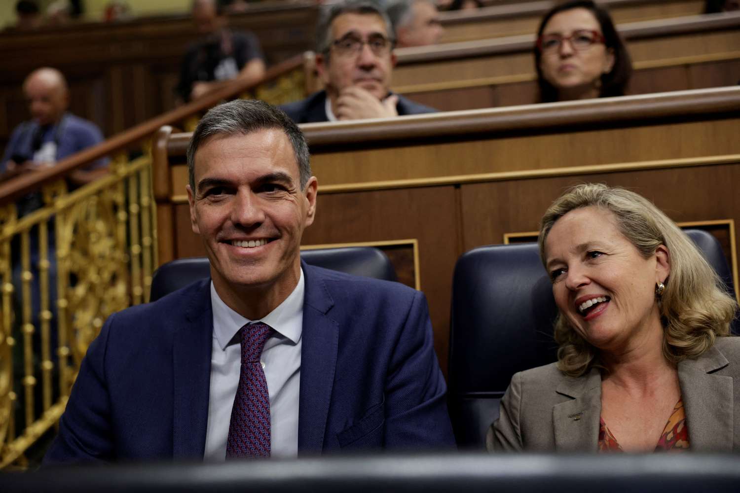 El primer ministro en funciones de España, Pedro Sánchez, y la ministra de Economía, Nadia Calviño