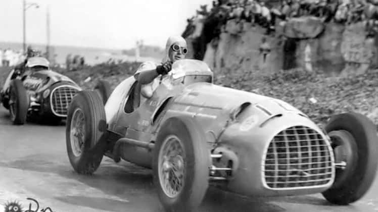 Juan Manuel Fangio fue elegido como uno de los 5 mejores pilotos de la historia por la IA
