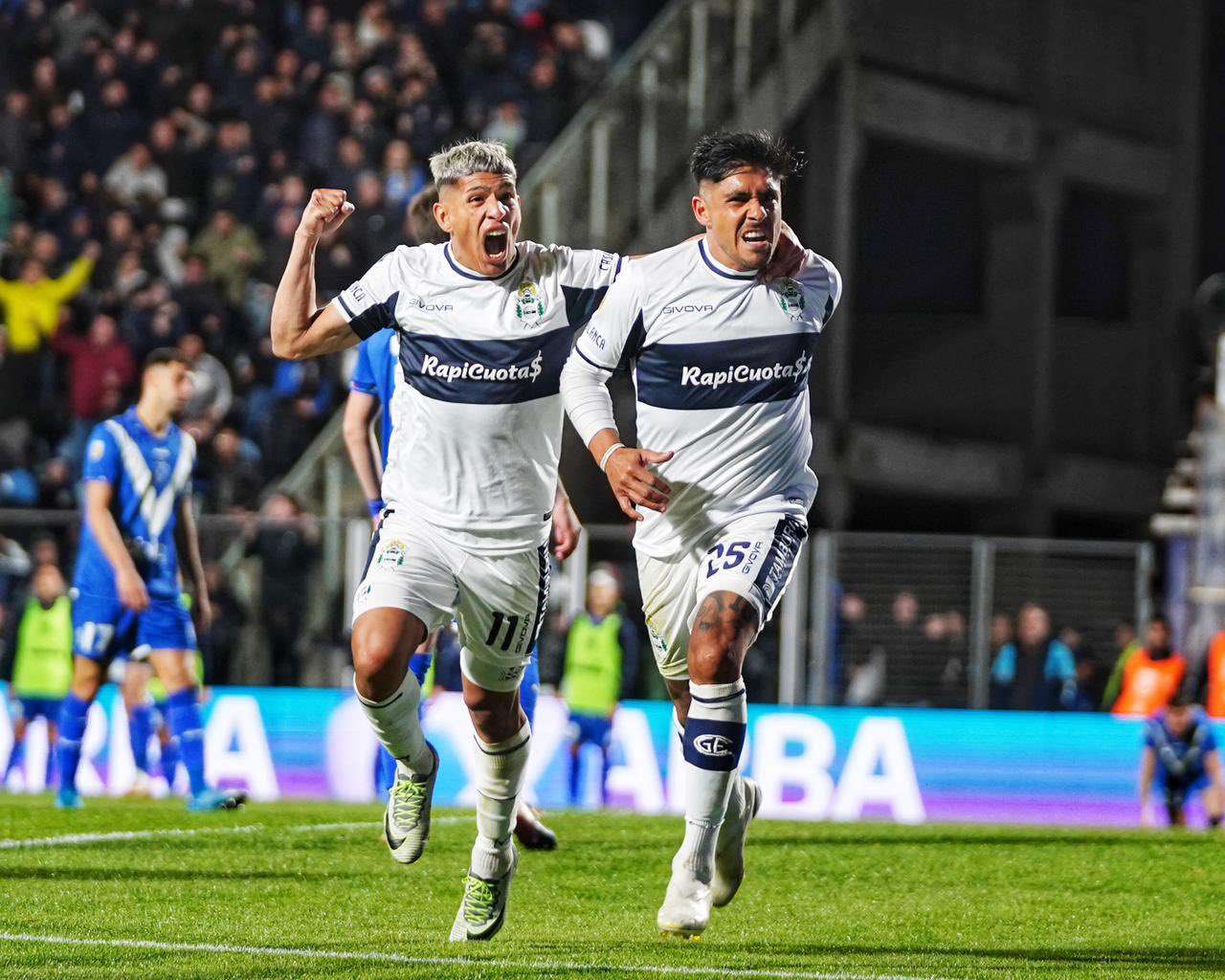 Tarragona festeja el empate con Ramírez.