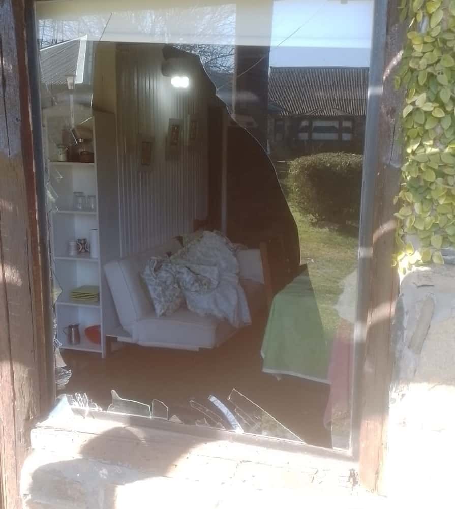 Los asaltantes rompieron una ventana y amenazaron a una pareja de turistas dentro de una cabaña del complejo Huicha Curá.