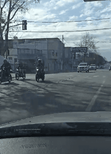 La policía persiguió a motoqueros en pleno centro de la ciudad.