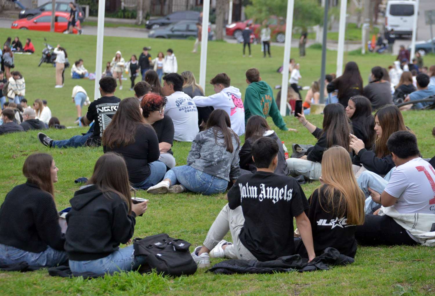 La juventud copó la Plaza de las Banderas en el Día de la Primavera