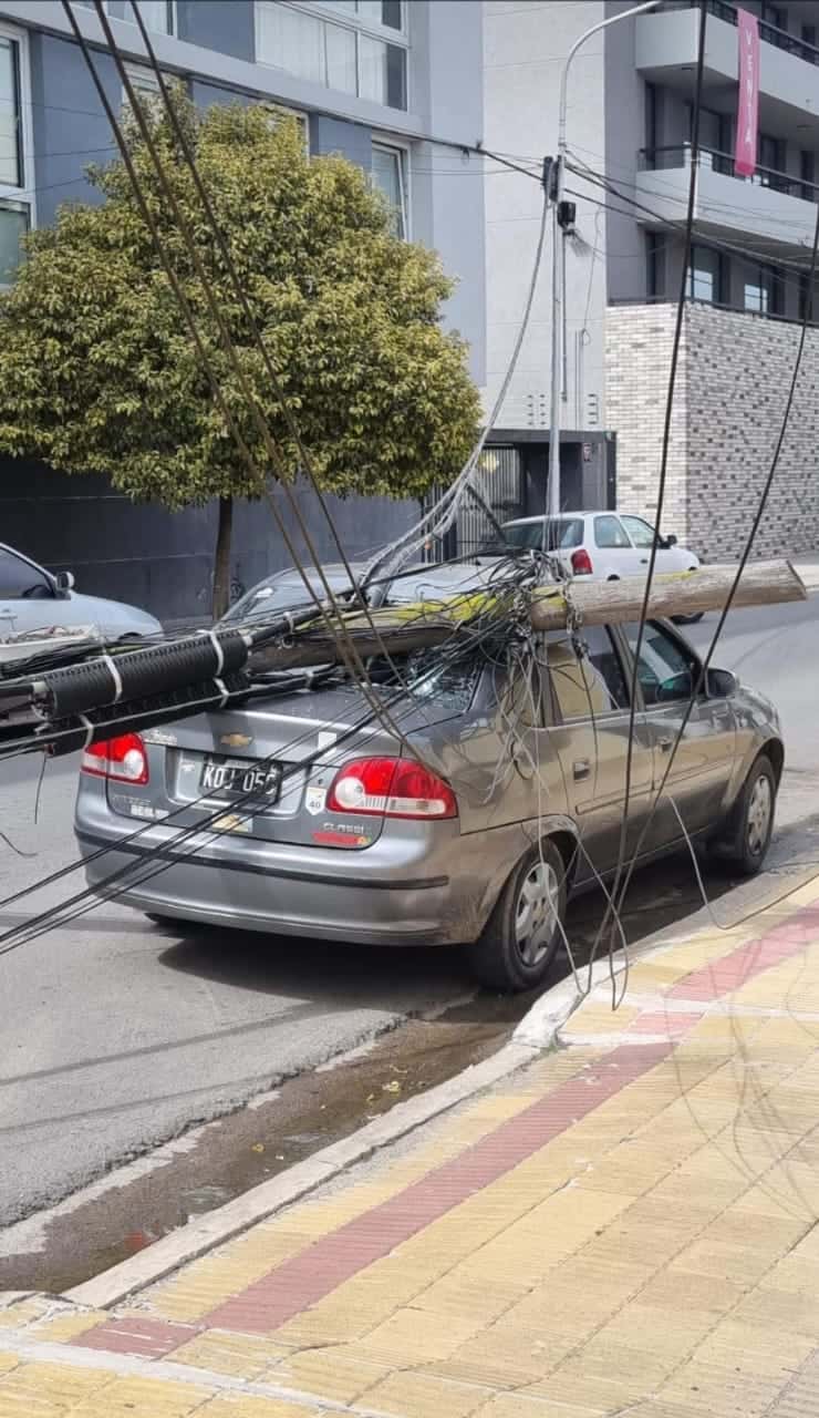 Postes de Telefónica cayeron sobre vehículos en plena zona semicéntrica