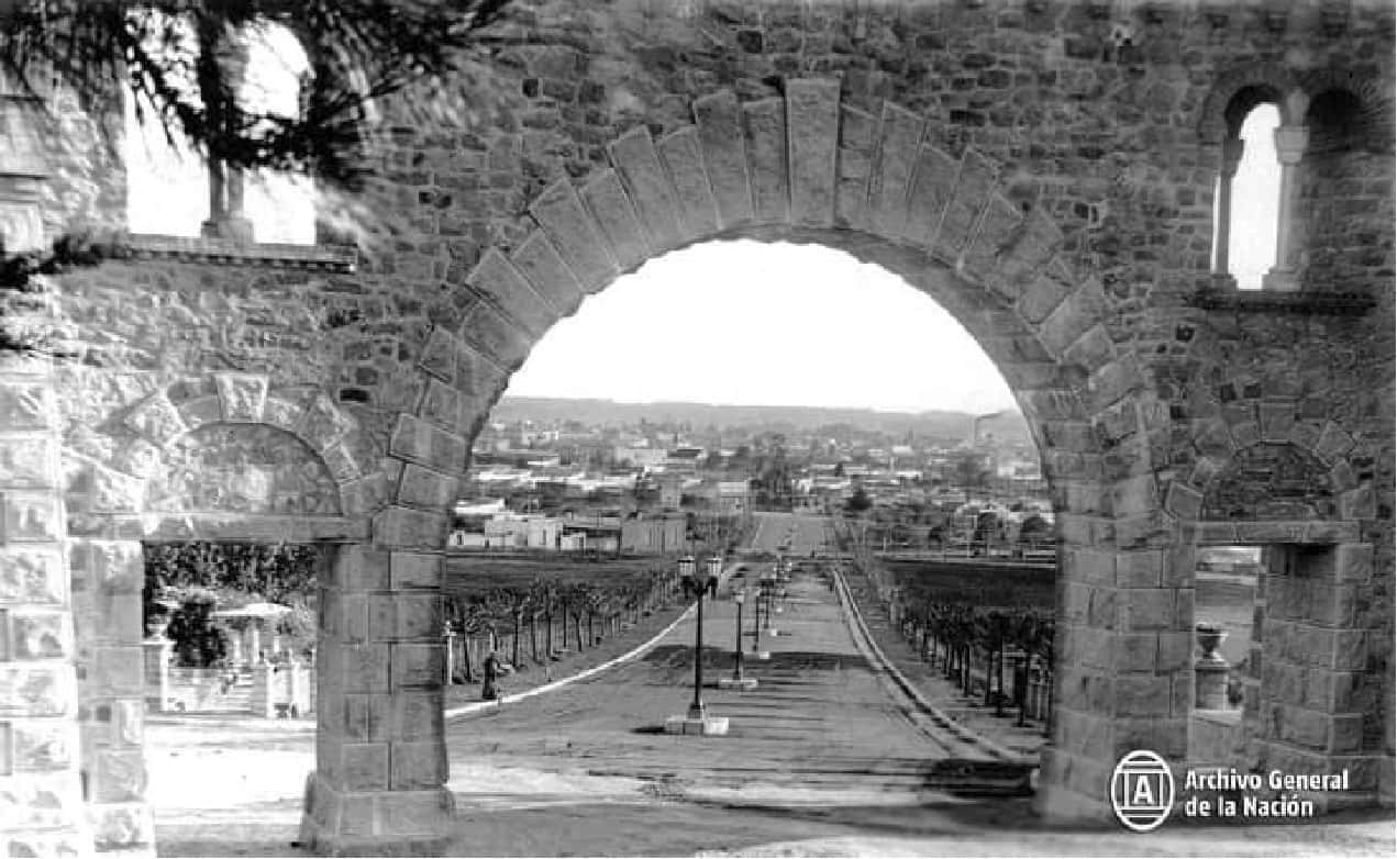 Una de las imágenes compartidas por la cuenta, donde se puede apreciar la vista desde la portada del parque independencia en el año 1940.