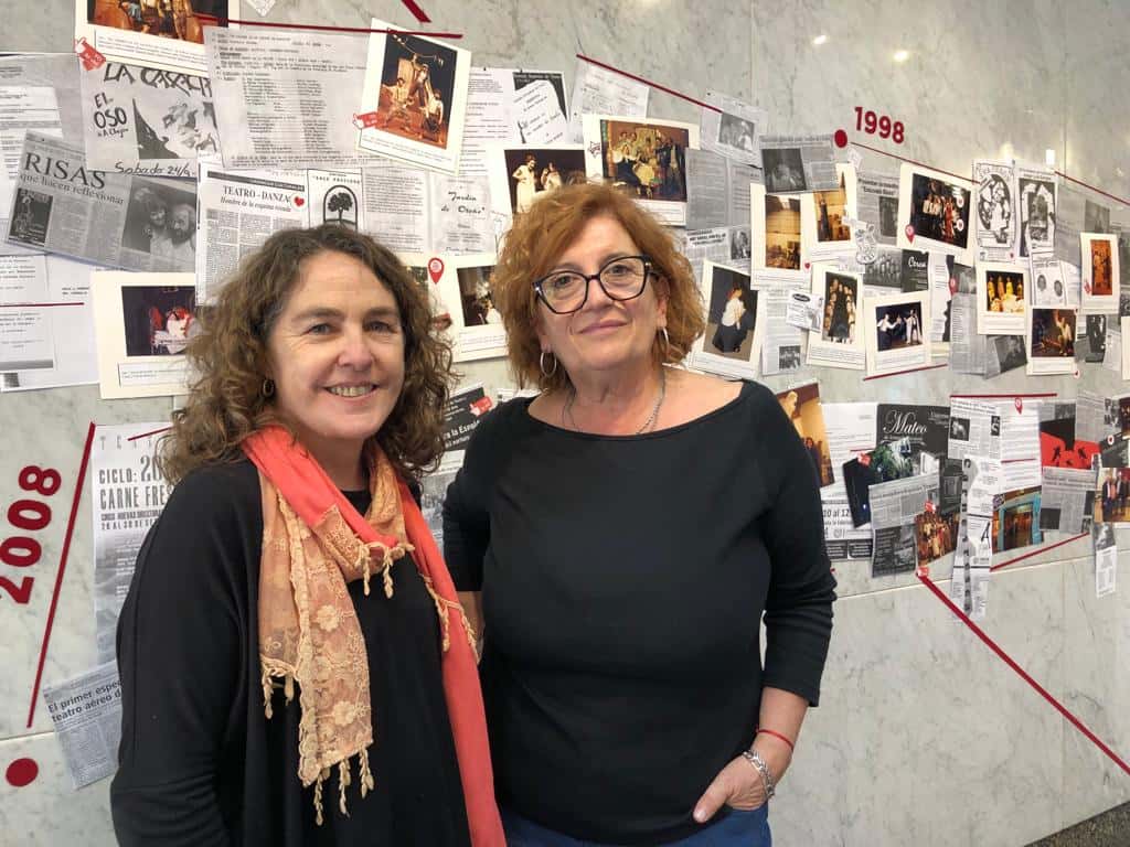 Claudia Castro y Daniela Ferrari en el hall de la Facultad de Arte, que celebra 35 años de historia.