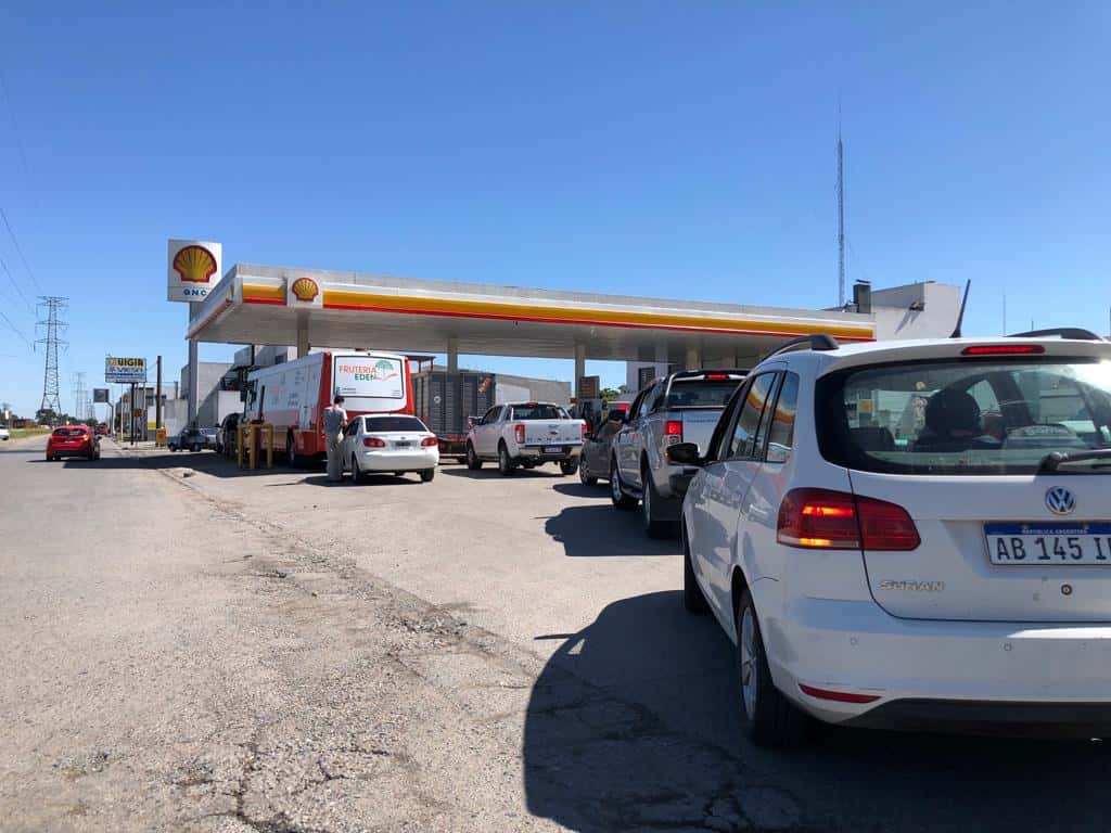 Falta combustible: filas de una cuadra para cargar nafta en Tandil