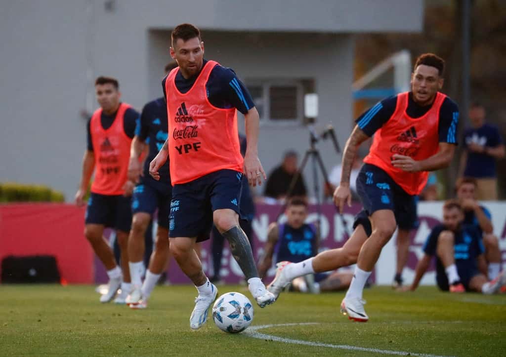 Messi se entrenó a la par del grupo en Ezeiza.