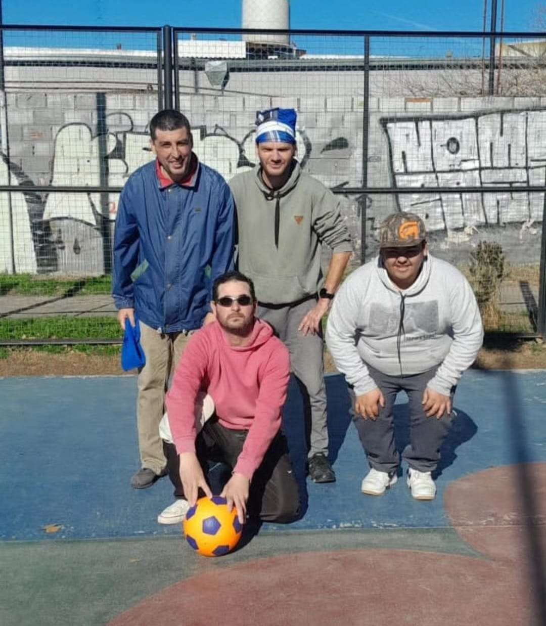 Pablo, Luciano, Franco y Daniel practican fútbol adaptado todos los jueves.