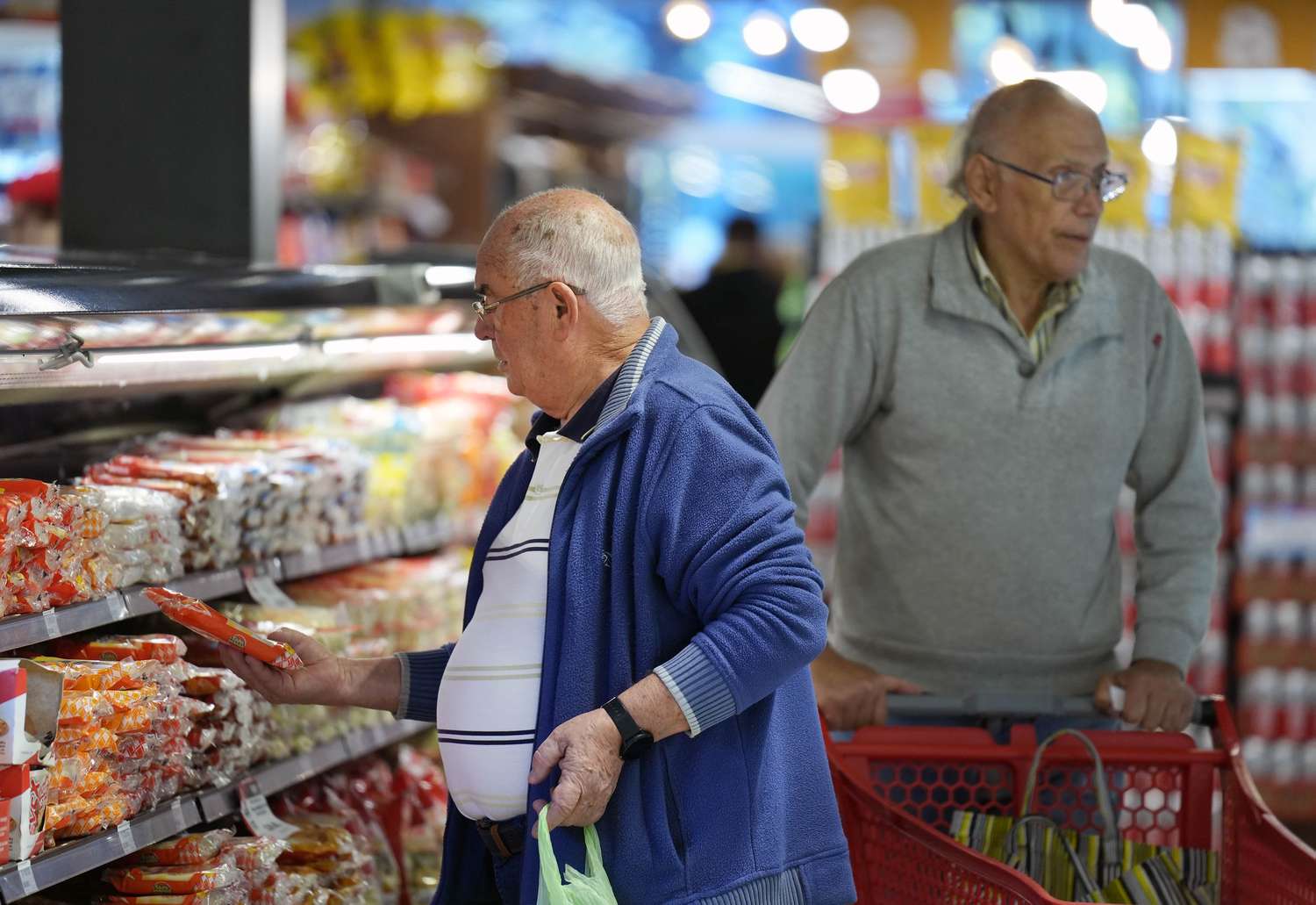 Aseguran que el 66% de los trabajadores gastan la mayor parte del salario en el supermercado