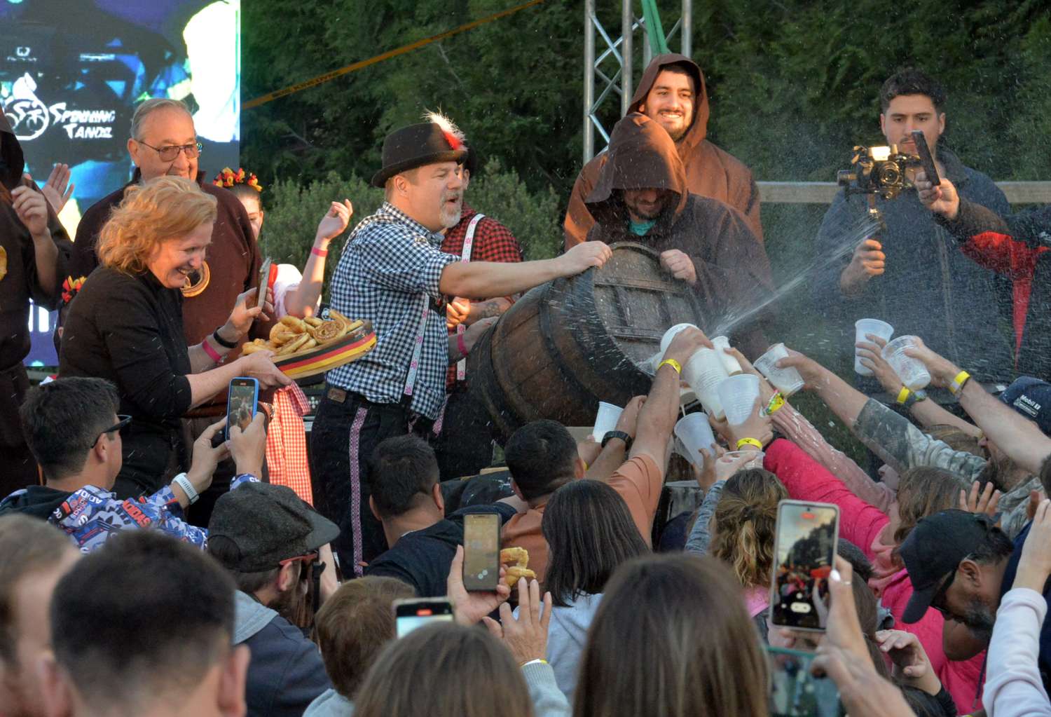 El tradicional espiche, en pleno acto inaugural de la séptima edición de la Fiesta de la Cerveza.