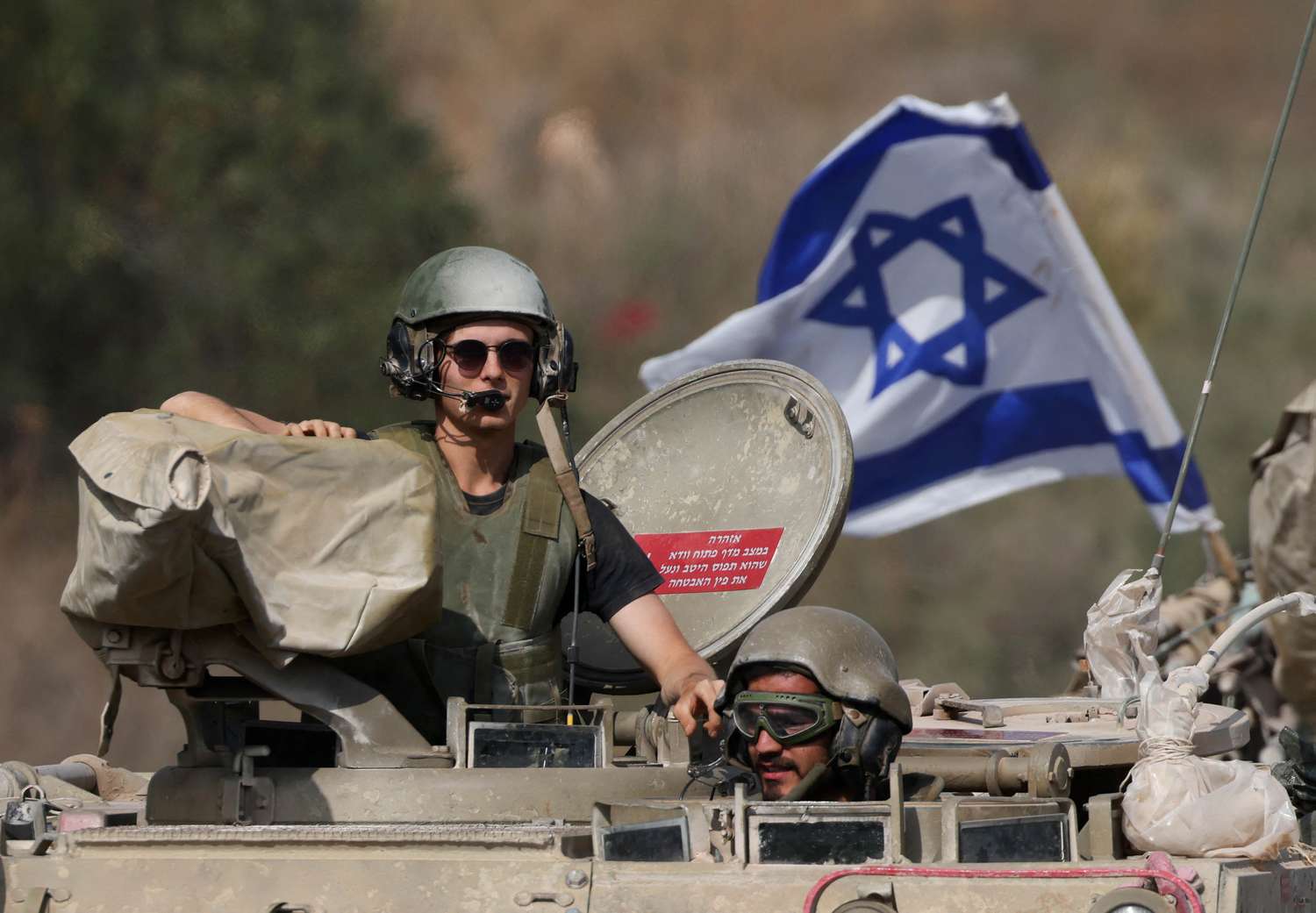Soldados israelíes conducen vehículos militares médicos cerca de la frontera de Israel con el Líbano, en el norte de Israel.