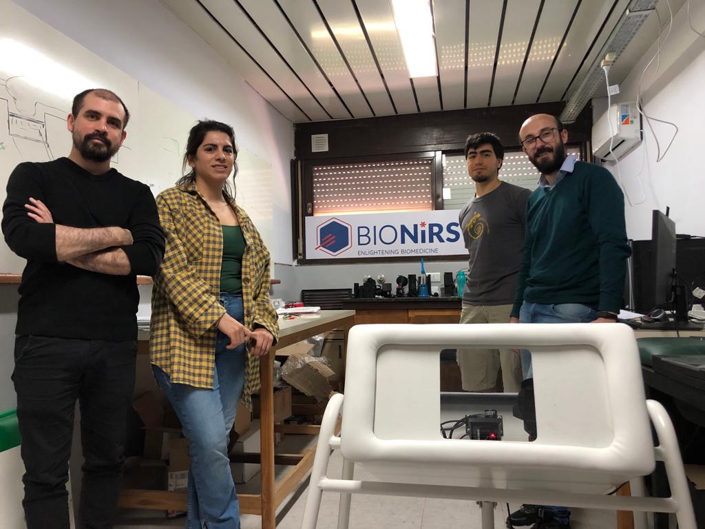 Parte del equipo de Bionirs, junto al mamógrafo en primer plano.