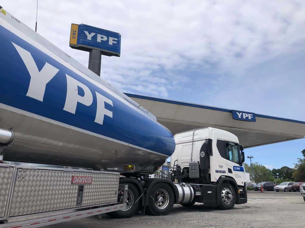 Estaciones de servicio YPF de la ciudad recibieron combustible, pero las largas filas continuaron.