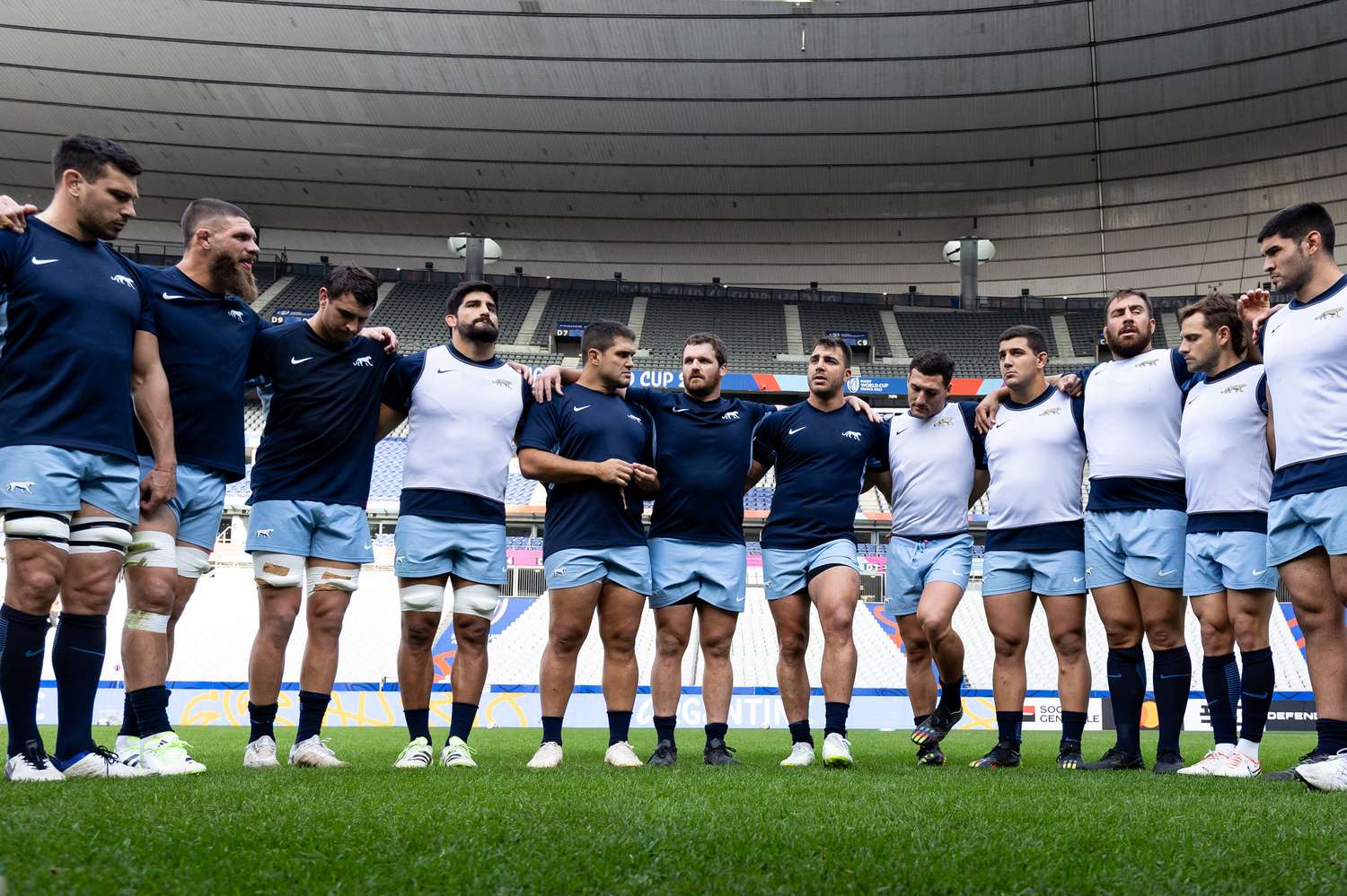 Rodrigo Bruni abrazado a sus compañeros en el captain run realizado ayer en París.