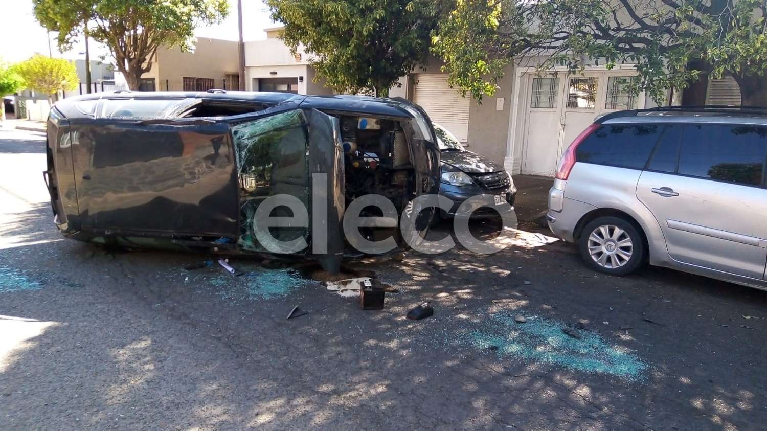 Dos hombres fueron hospitalizados tras un vuelco en Saavedra.
