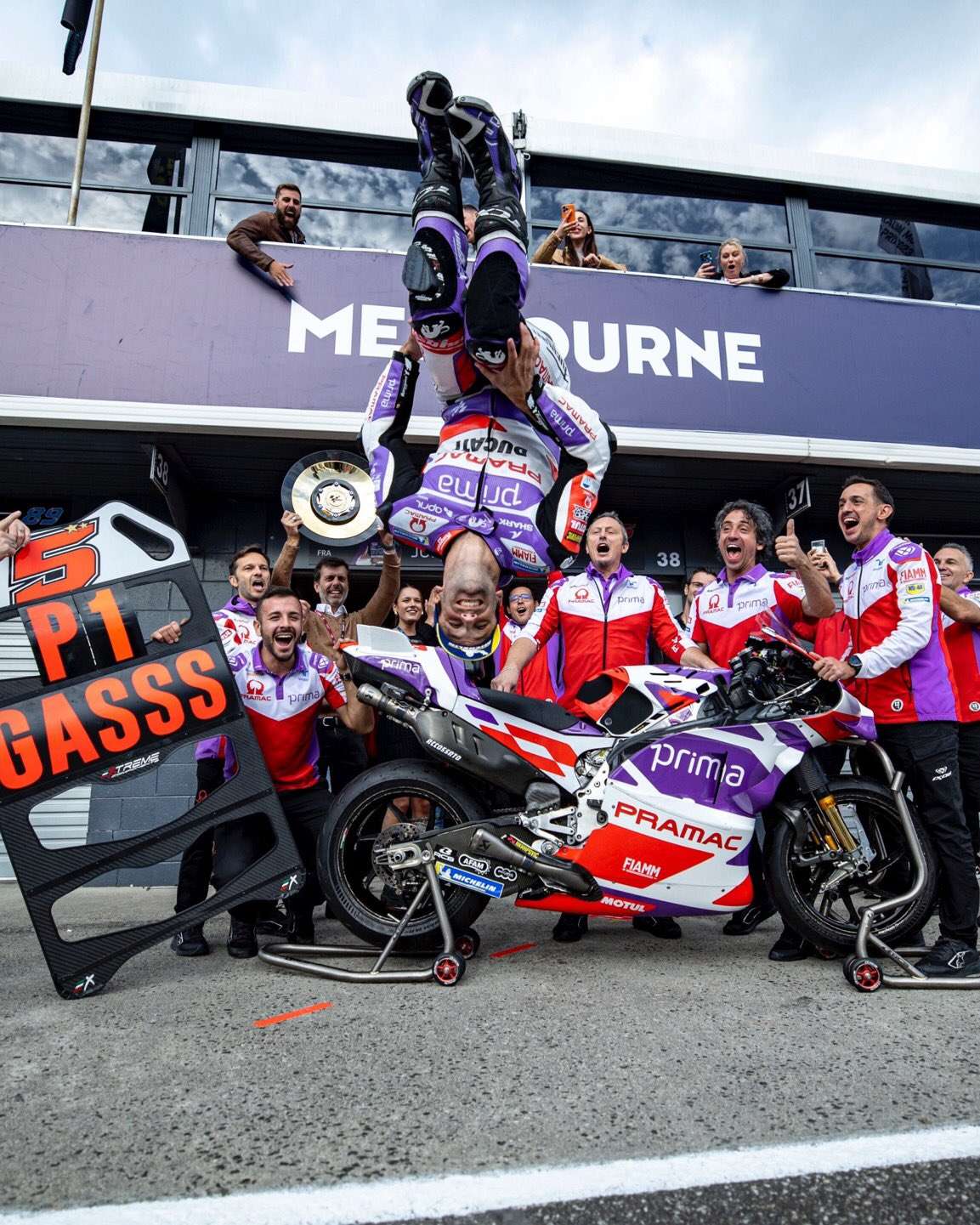 Con una pirueta, Zarco festejó su primer triunfo en MotoGP.
