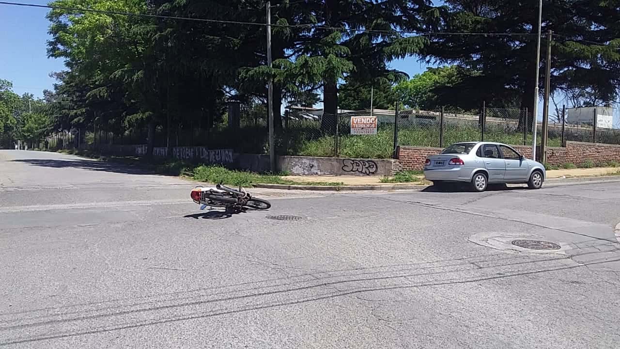 Un auto y una moto chocaron en Sáenz Peña y Basilico