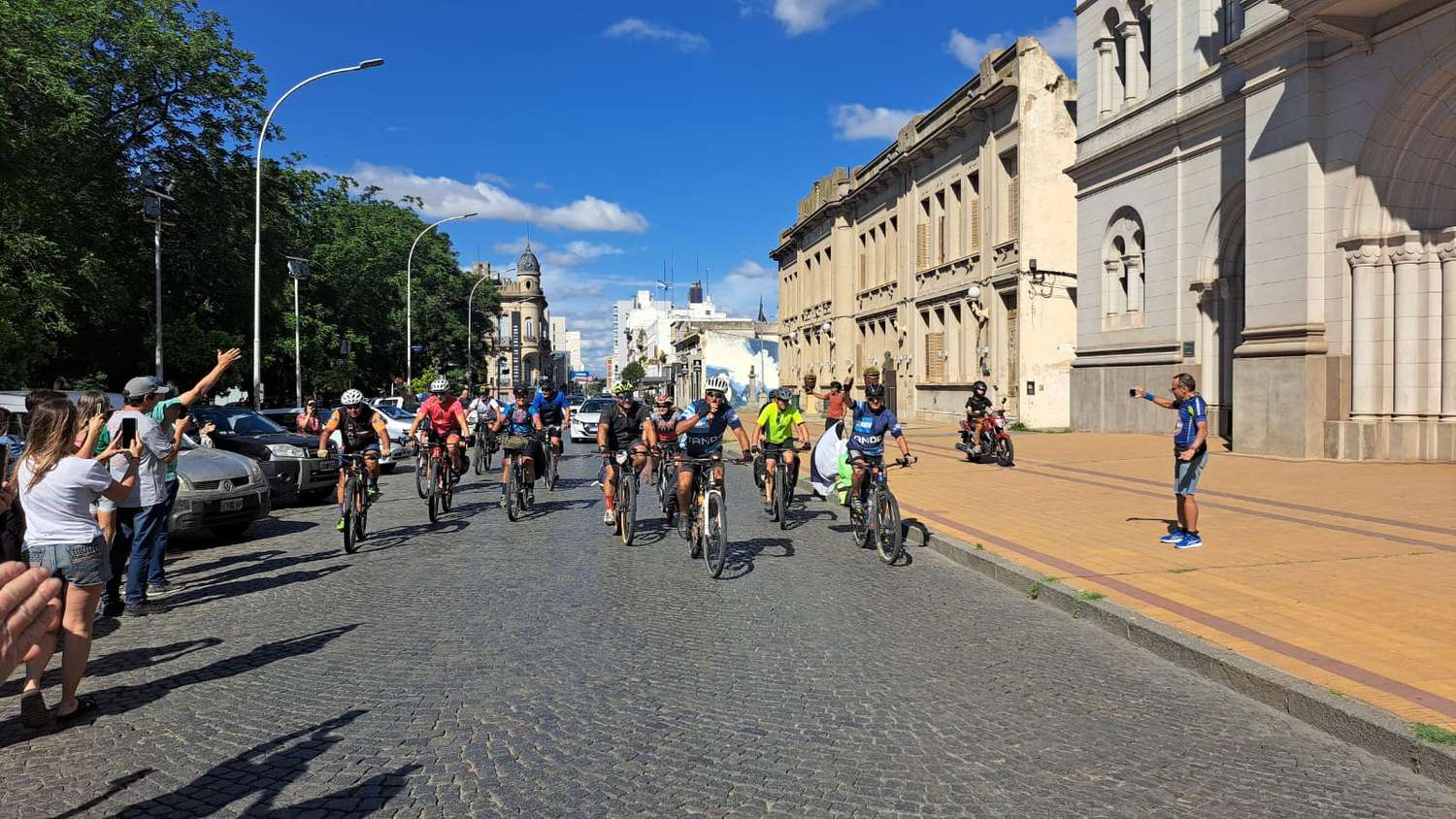 Grupo de ciclistas tandilenses pedaleó hasta Lujan