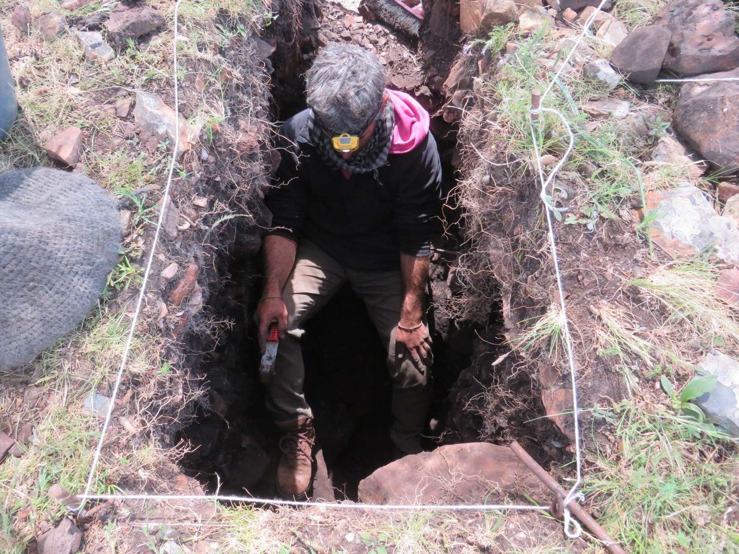 Así trabajan los investigadores del Conicet que hallaron en Tandil canteras indígenas de hace 5 mil años