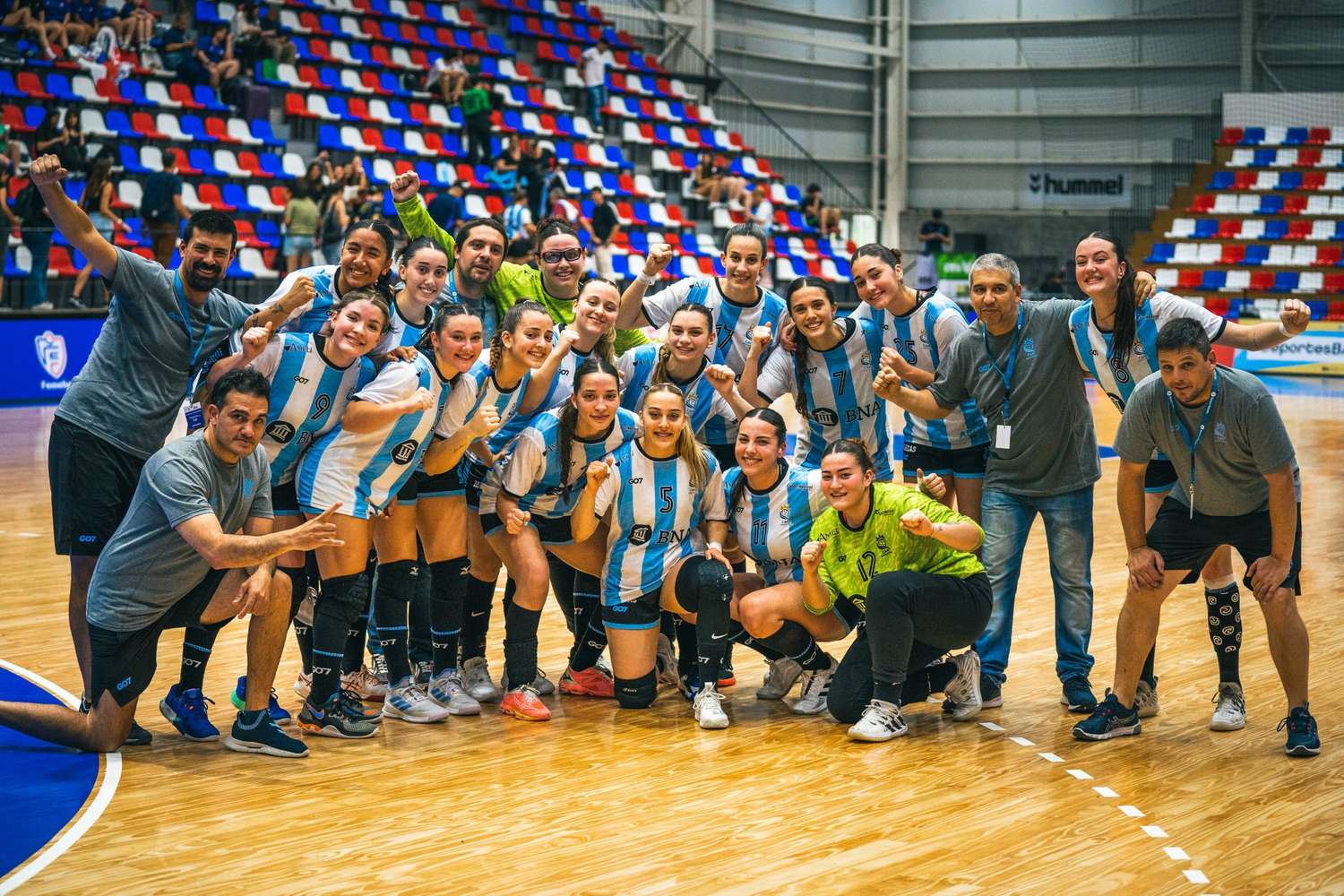 Las chicas argentinas celebran el pase a la final.