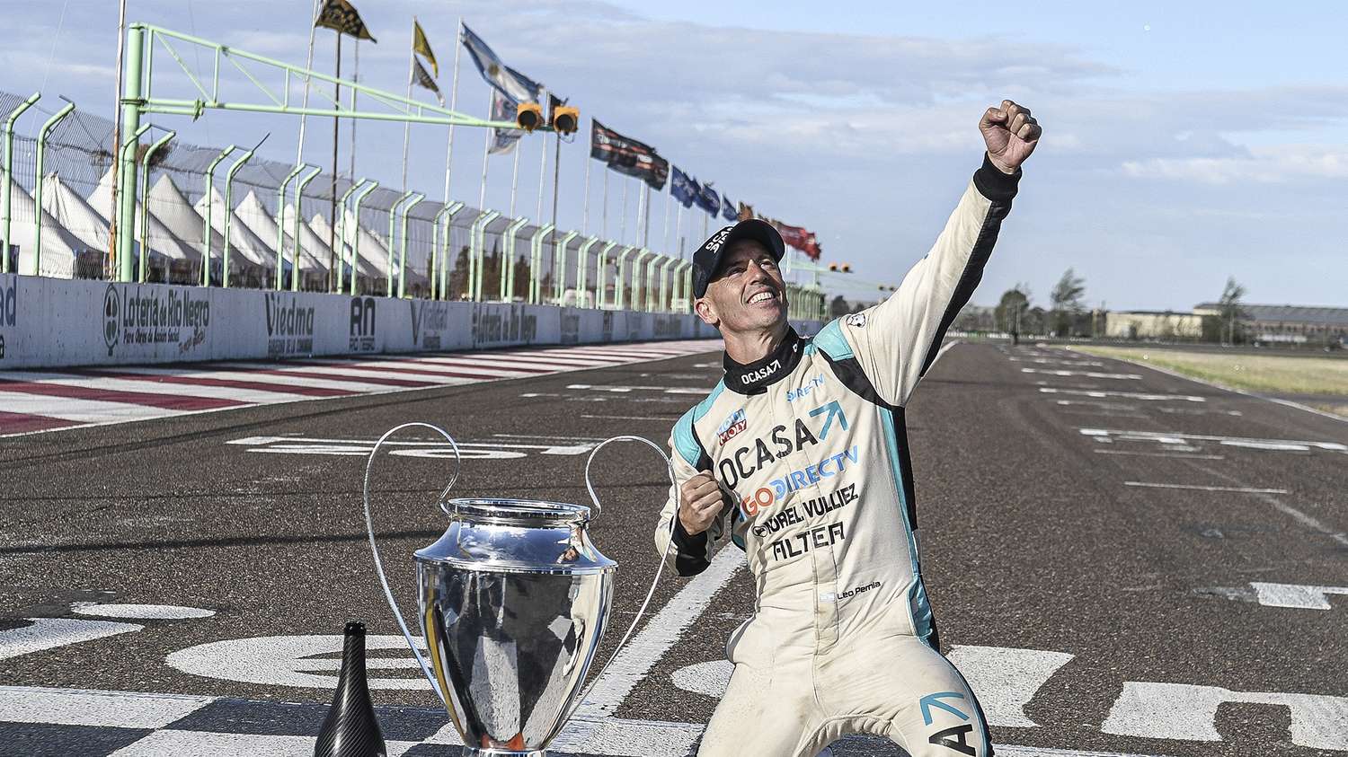 Pernía celebrando en plena pista de Viedma con su trofeo de campeón.