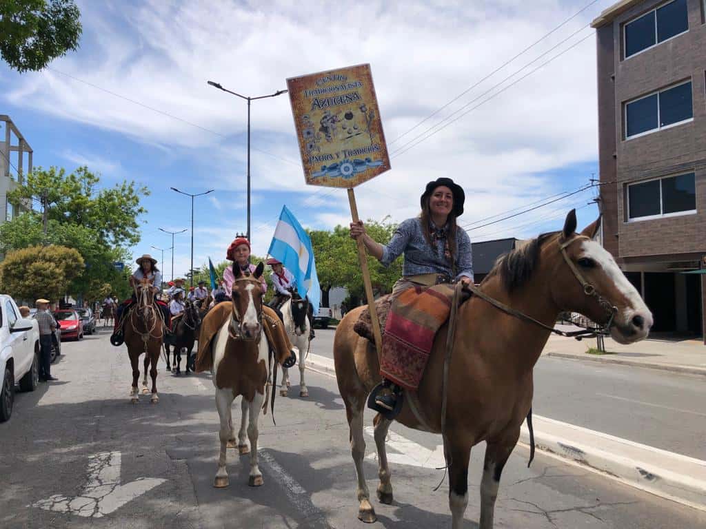 Alrededor de 300 jinetes desfilaron con sus caballos a lo largo de la avenida Avellaneda para celebrar el Día de la Tradición.