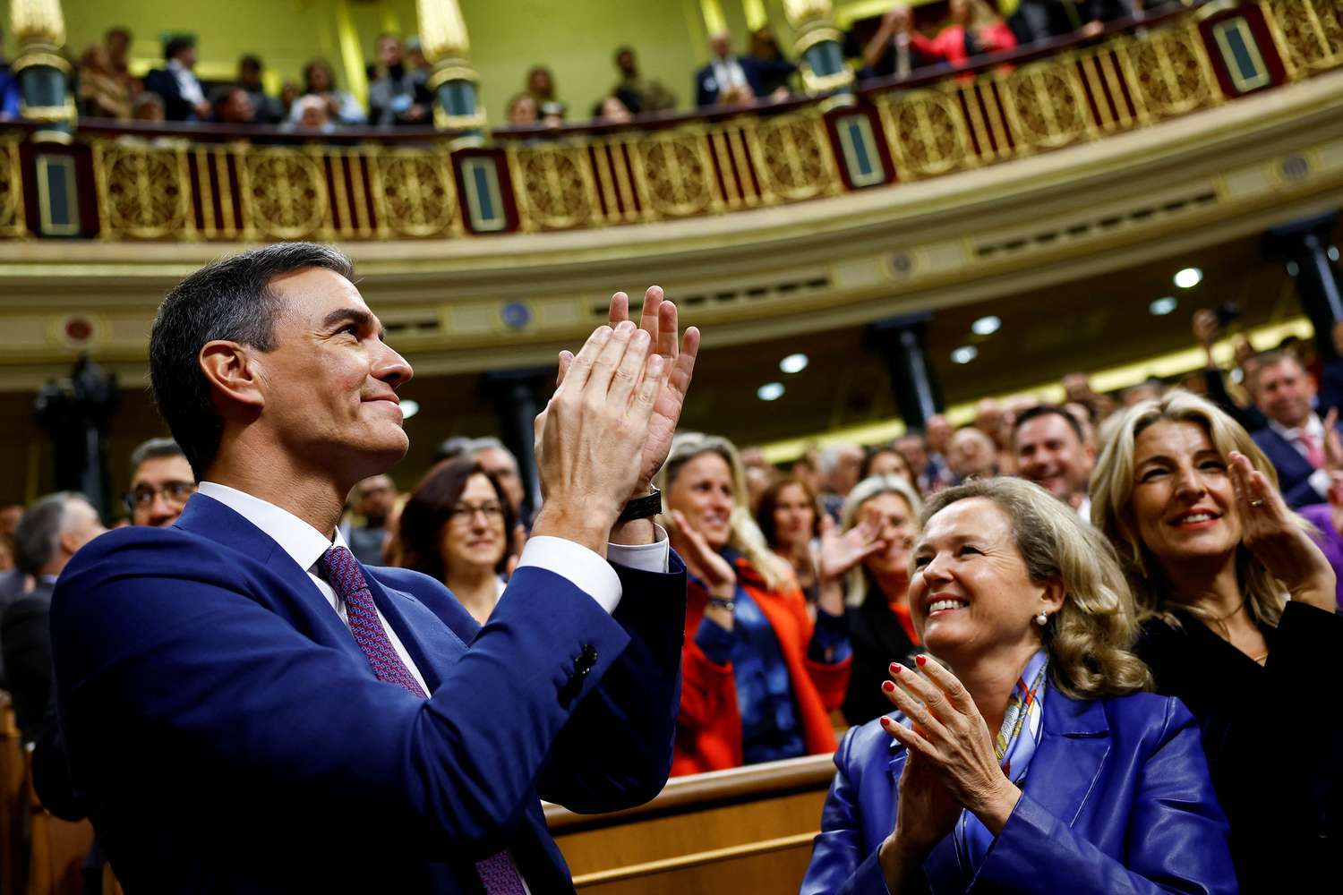 Pedro Sánchez aplaudió después de la votación en el debate de investidura.