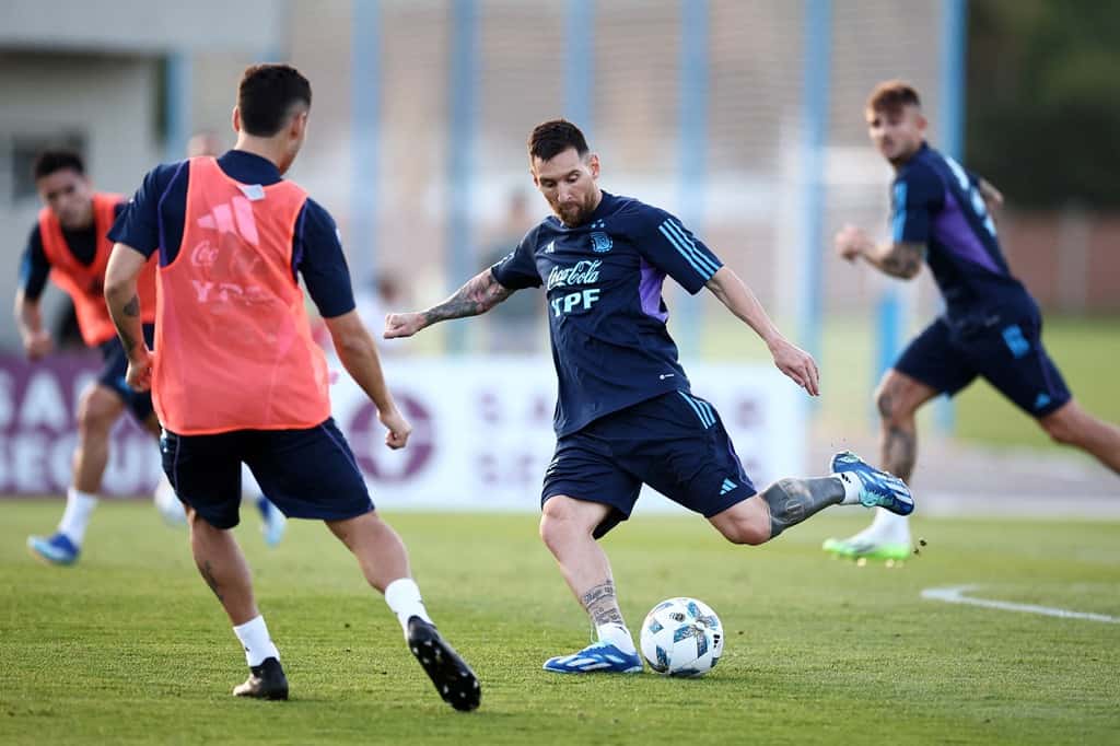 Messi mostró su calidad en la práctica argentina en Ezeiza.