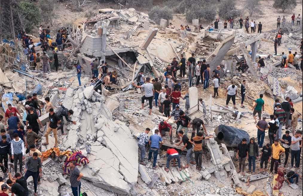 Israel prometió "destruir" a Hamas y respondió con mortíferos e incesantes bombardeos, que mataron ya a más de 11.200 personas, entre ellos 4.600 niños y niñas.