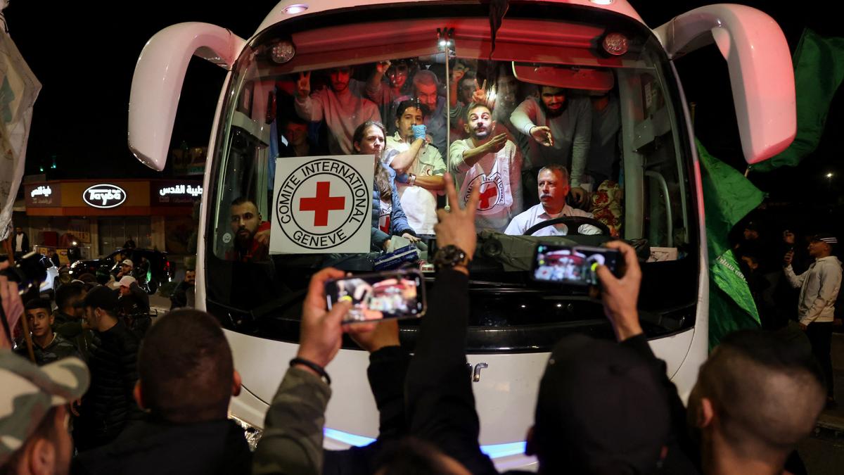 El grupo Hamas liberó a once rehenes, seis de ellos con nacionalidad argentina