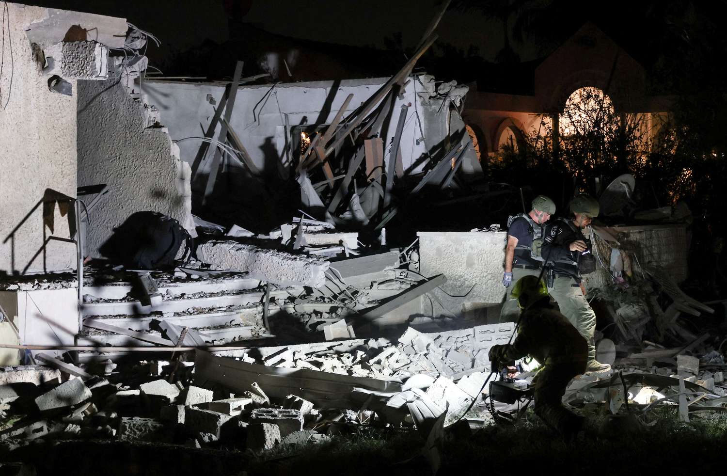 Funcionarios de seguridad israelíes trabajan en una casa que fue dañada por un cohete disparado desde la Franja de Gaza.