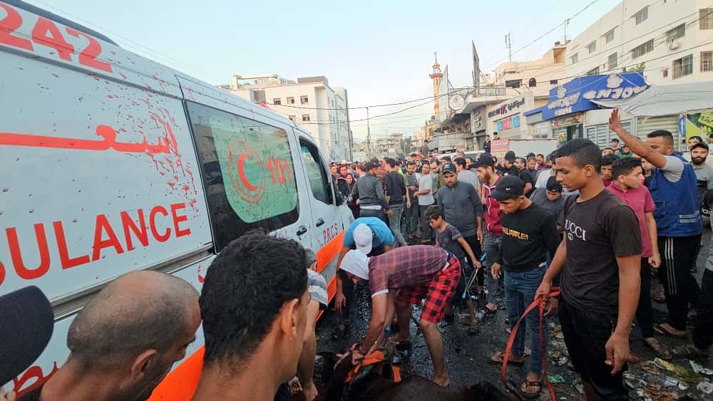 Hamas denunció que Israel bombardeó un convoy de ambulancias que salía del principal hospital del territorio de Gaza.