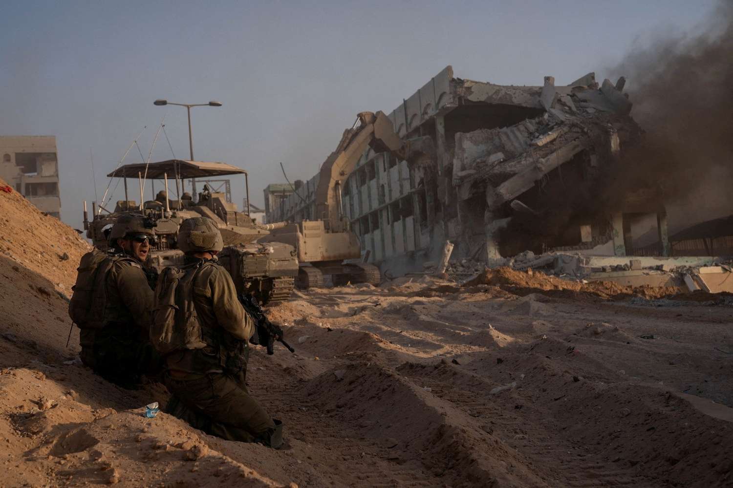 Soldados israelíes toman una posición en medio de la operación terrestre en la Franja de Gaza.