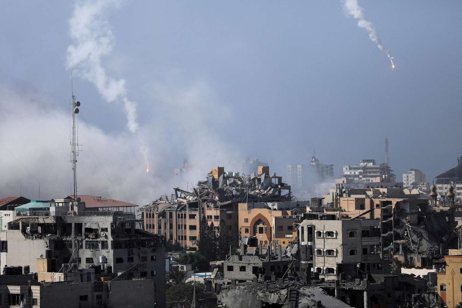 Las fuerzas israelíes lanzan bombas de humo sobre la ciudad de Gaza.