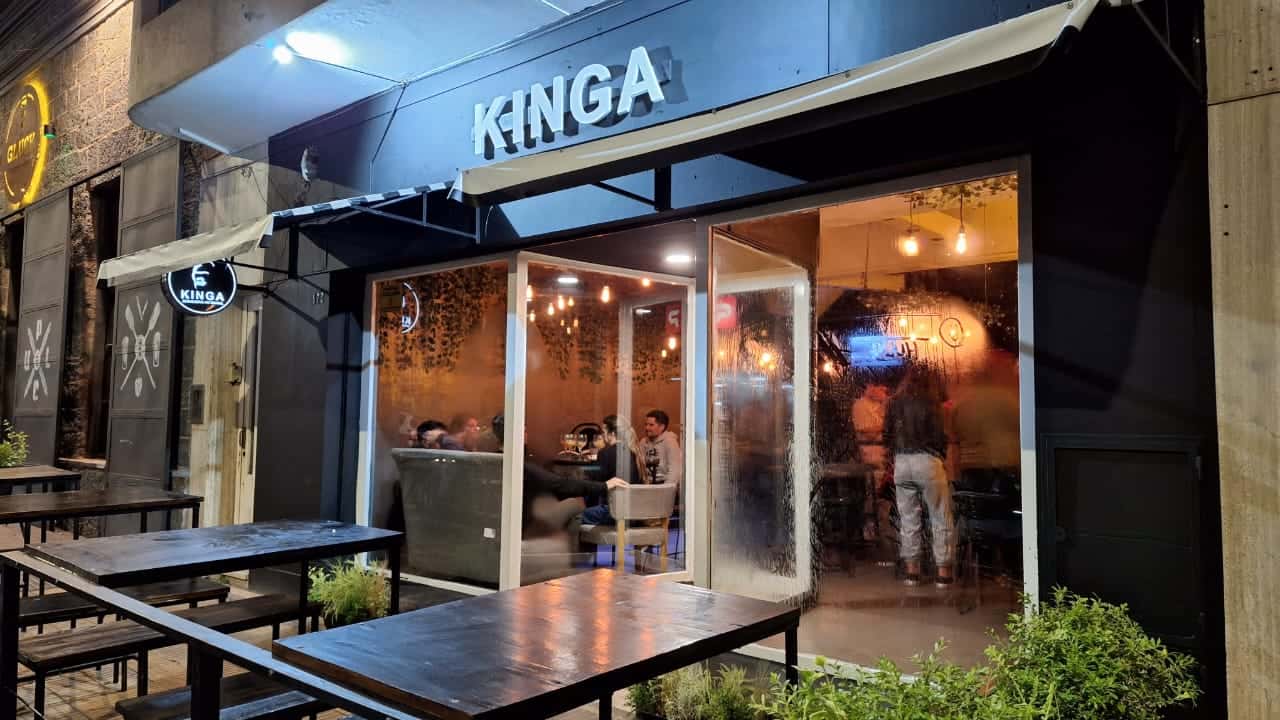 Kinga es un acogedor lugar, con un ambiente relajado, donde se puede charlar cómodamente mientras se goza de una cerveza de calidad y una gastronomía de raíz tandilense.