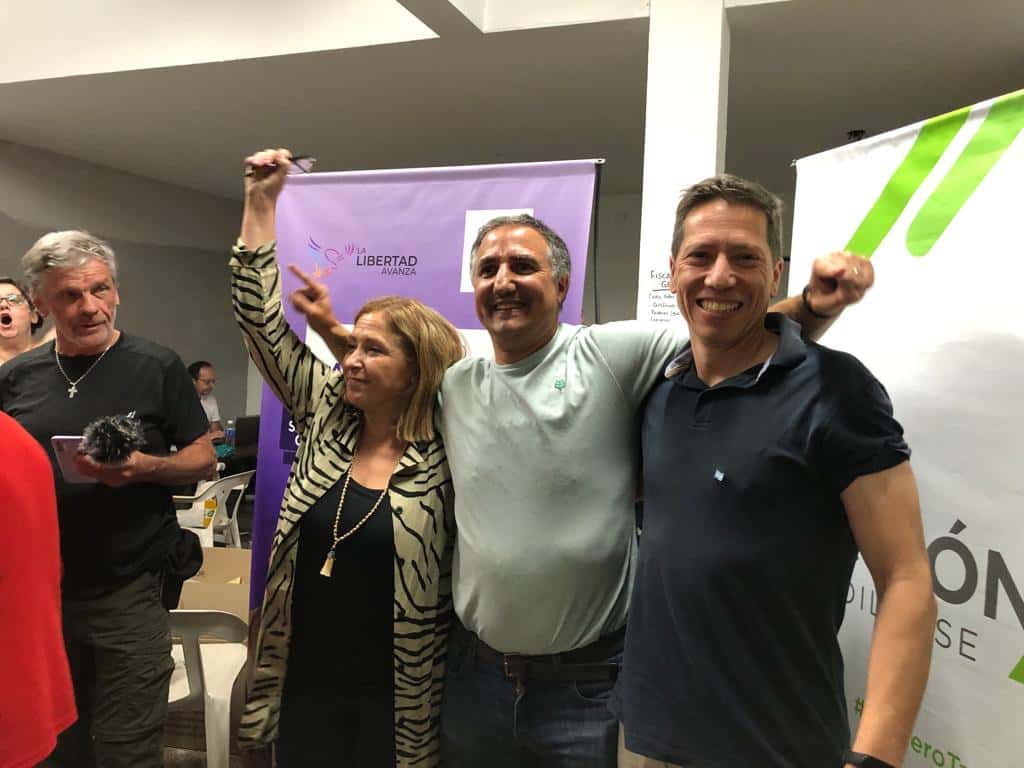 Euforia en el local de La Libertad Avanza y Acción Tandilense tras conocerse el triunfo de Javier Milei