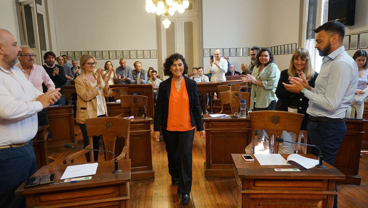 Emocionada, María Alejandra García entró al recinto para su distinción.