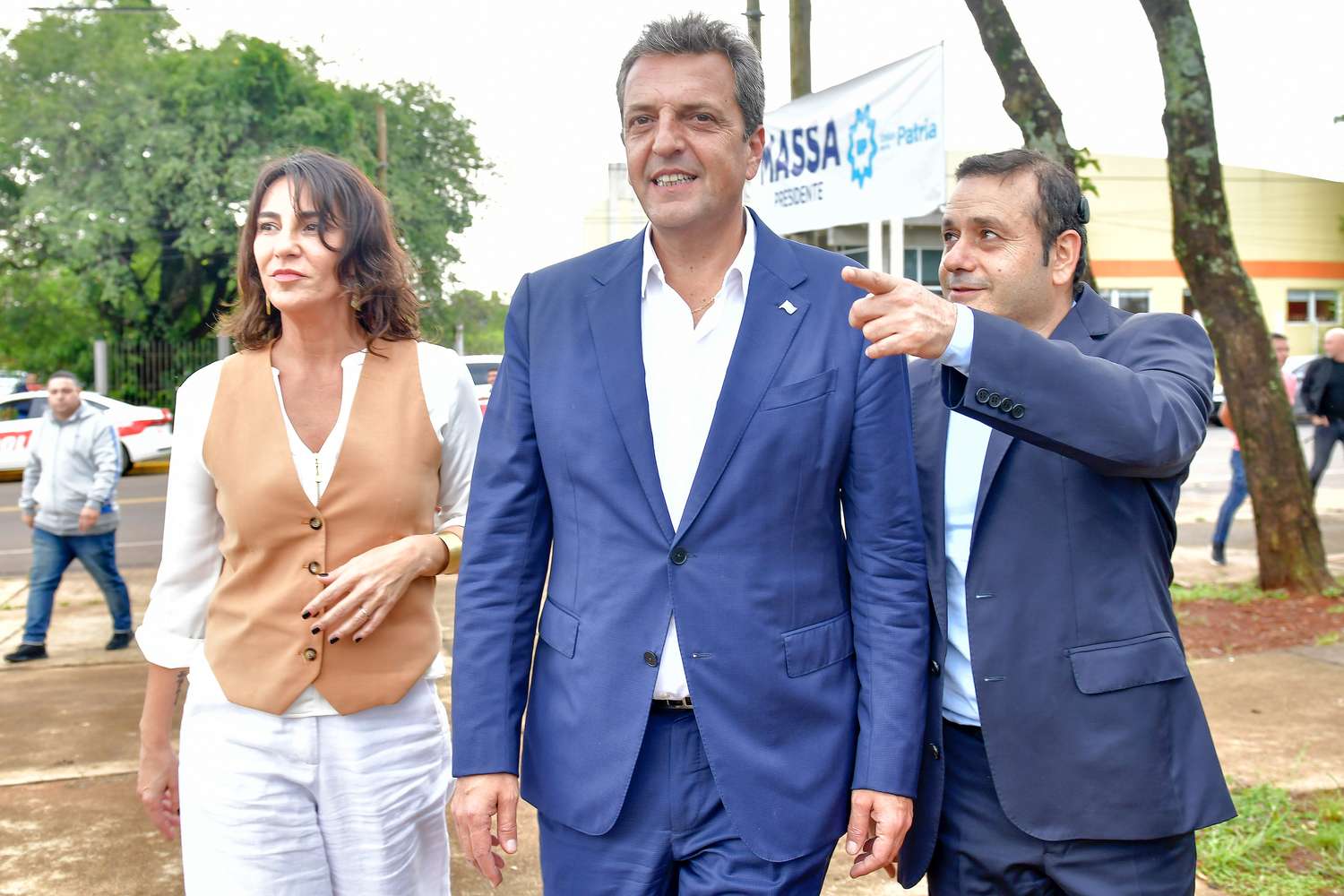 Sergio Massa, junto a la diputada Natalia de la Sota y el gobernador Oscar Herrera Ahuad, durante su visita a Misiones.