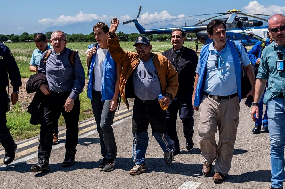 Tras ser liberado, Luis Manuel Díaz saluda al llegar al aeropuerto.