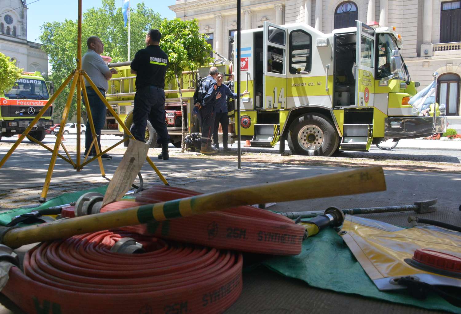 Camiones, herramientas e insumos para la prevención de incendios que presentaron ayer en la Plaza Independencia.