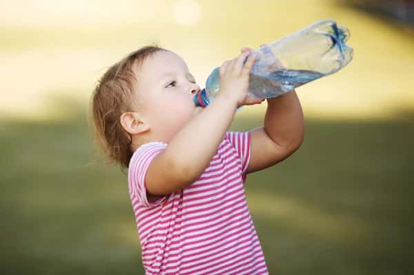 Es muy importante que los chicos tomen agua cuando hace calor.